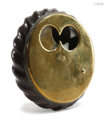 A TREEN AND BRASS MOUNTED 'MISER'S PINCH' SNUFF BOX 19TH CENTURY with a swivel top revealing a pinch