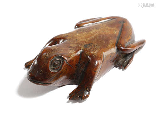 A TREEN FOLK ART FROG SNUFF BOX FIRST HALF 19TH CENTURY with a hinged compartment 10cm long