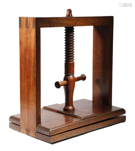 AN EARLY 19TH CENTURY MAHOGANY LINEN / NAPKIN PRESS ATTRIBUTED TO GILLOWS with a beechwood screw