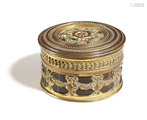 A FRENCH GILT BRASS AND CROCODILE LEATHER CIRCULAR BOX AND COVER EARLY 20TH CENTURY decorated with