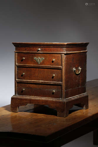 A GEORGE I OAK CLOSE STOOL EARLY 18TH CENTURY the hinged lid revealing an interior with a pewter pot