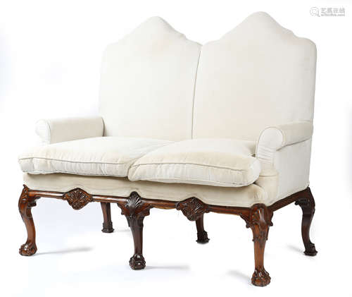 A MAHOGANY TWO SEATER SETTEE IN GEORGE II STYLE LATE 19TH / EARLY 20TH CENTURY the undulating padded