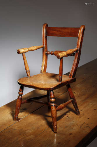 A 19TH CENTURY CHILD'S FRUITWOOD, ASH AND ELM WINDSOR ARMCHAIR THAMES VALLEY OXFORD STYLE 59.8cm