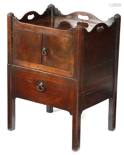 A GEORGE III MAHOGANY TRAY-TOP BEDSIDE COMMODE LATE 18TH CENTURY the galleried top pierced with