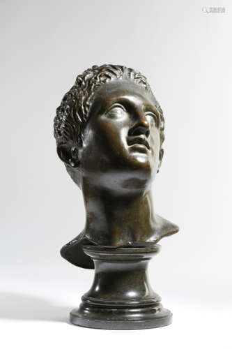 AFTER THE ANTIQUE. AN ITALIAN BRONZE GRAND TOUR BUST OF A YOUNG MAN 19TH CENTURY gazing upwards