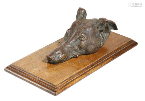 A PATINATED BRONZE DOG'S HEAD DESK PAPERCLIP LATE 19TH / EARLY 20TH CENTURY in the form of a