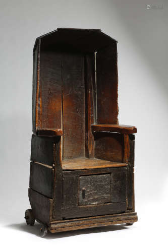 A WELSH PRIMITIVE ELM LAMBING / COMMODE CHAIR 17TH / 18TH CENTURY AND LATER the hooded top above a