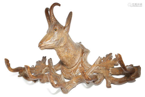 A BLACK FOREST CARVED WOOD COAT RACK LATE 19TH / EARLY 20TH CENTURY carved with the head of a