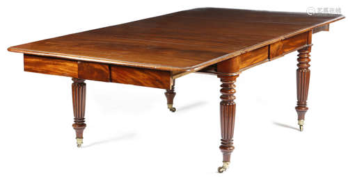 A WILLIAM IV MAHOGANY EXTENDING DINING TABLE FIRST HALF OF 19TH CENTURY the top with a moulded