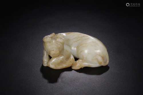 RUSSET WHITE JADE CARVING OF CROUCHING O…