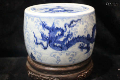 A Chinese Dragon Patterned  Porcelain Jar