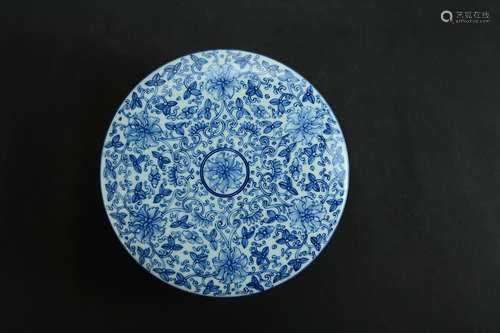 A Chinese Porcelain Box