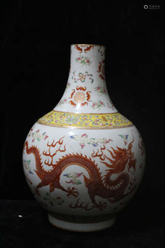 A Chinese Dragon Patterned Porcelain Vase 
