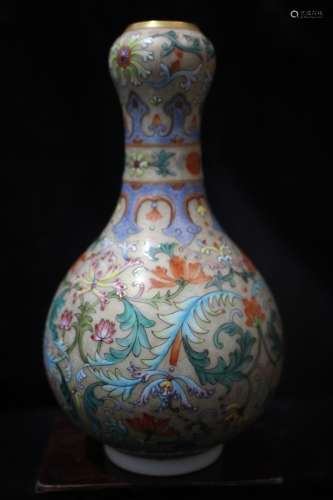 A Chinese Enamel Porcelain Garlic-mouthed Vase
