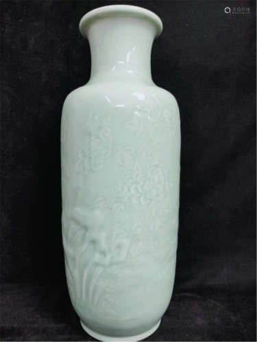 A Celadon Glazed Mallet Vase Qing Dynasty