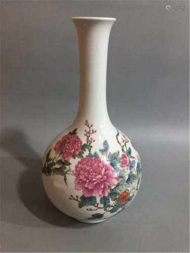 A Famille Rose Long-neck Vase of Qing Dynasty