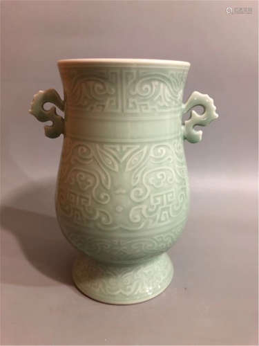 A Celadon Glaze Zun Vase of Qing Dynasty
