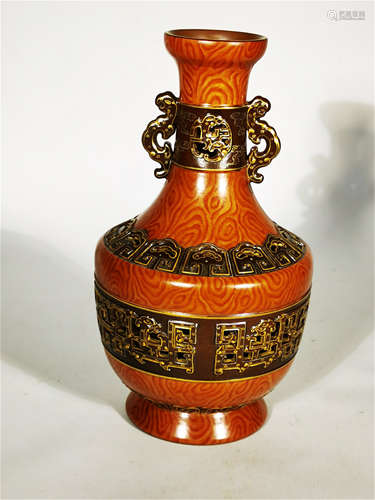 An Iron Red and Gilt Vase Qing Dynasty