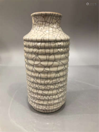 A Ge-type Vase of Qing Dynasty