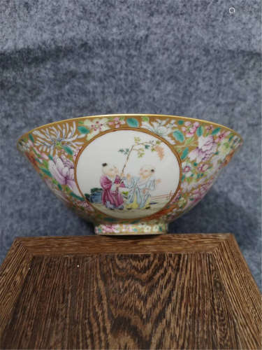 A Famille Rose and Gilt Bowl of Qing Dynasty