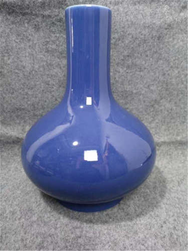 A Blue Glazed Bottle Vase of Qing Dynasty
