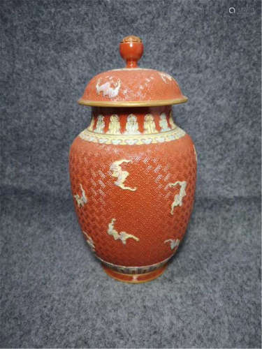 An Iron Red Jar and Cover of Qing Dynasty