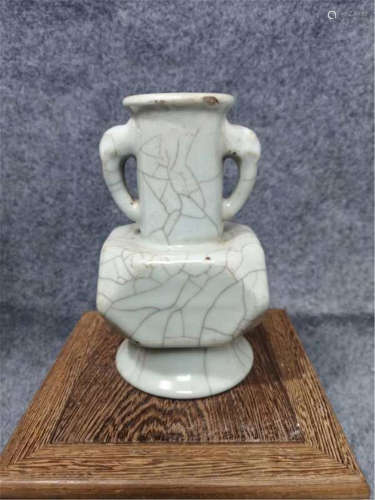 A Ge-type Vase of Qing Dynasty
