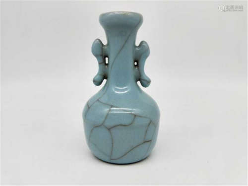 A Guan-type Vase of Qing Dynasty