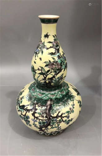 A Famille Verte Gourd Shaped Vase of Qing Dynasty