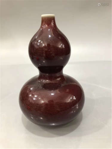 An Aubergine Glazed Vase of Qing Dynasty