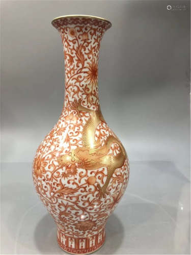 An Iron Red and Gilt Vase of Qing Dynasty