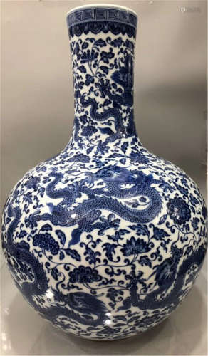 A Blue and White Globular Vase of Qing Dynasty