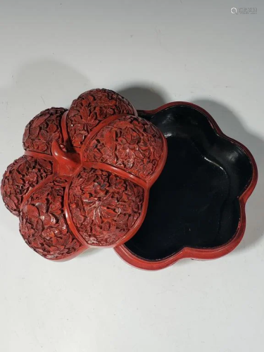 Chinese Red Cinnabar Cover Box in chrysanthemum