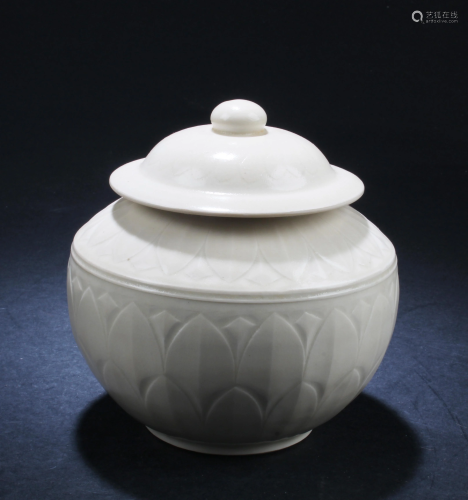 Chinese Porcelain Jar with Lid Cover