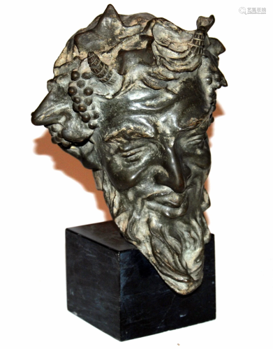 scultura in bronzo raff.testa di satiro H 34 cm