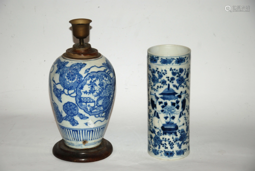 Cina n.2 vasi in porcellana bianca e blu