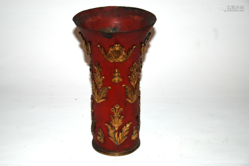 vaso in metallo laccato rosso con ricca