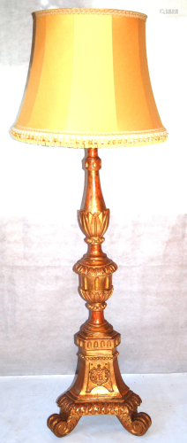 Candeliere in legno scolpito e dorato montato a