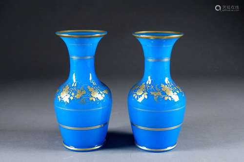 Paire De Vases À Col Pincé.