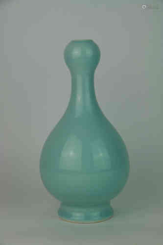 A Chinese Azure Glazed Porcelain Garlic-mouthed Vase