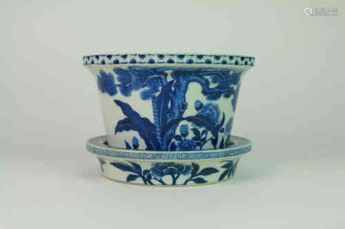 A Chinese Blue and White Porcelain Flower Pot
