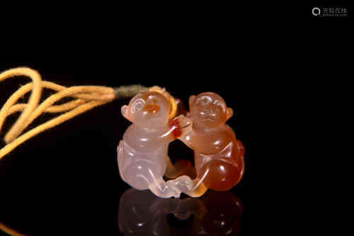 A Chinese Agate Monkey Pendant