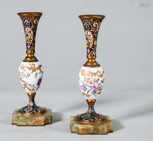 Paire de petits vases en porcelaine et en bronze c…