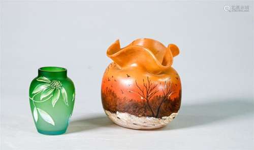 Réunion de deux vases en verre à décor peint émail…