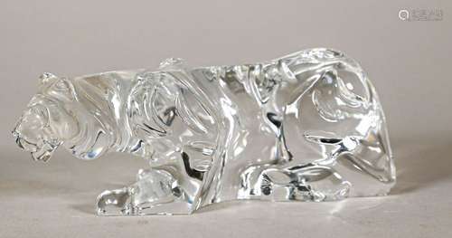 BACCARAT Lionne couchée Sujet en cristal, signée s…