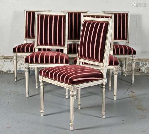 Suite de six chaises en bois laqué blanc, le dossi…