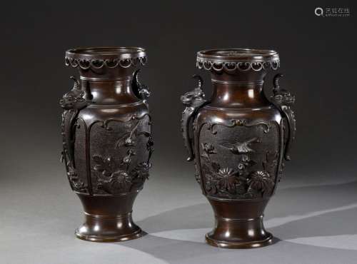 JAPON Paire de vases ovoïdes en bronze à patine br…