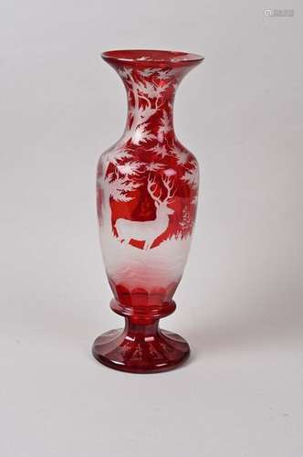 Vase balustre en cristal de bohême teinté rouge à …