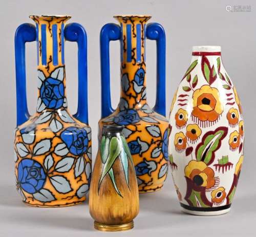 Lot de vases dans le goût art Déco comprenant : un…
