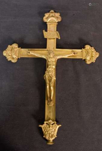 Crucifix en bronze doré figurant le Christ agonisa…